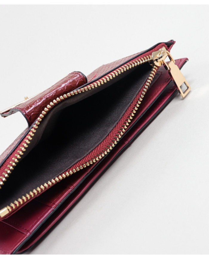 Cartera roja de mujeres con varias particiones