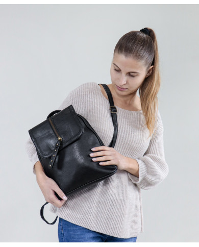 Mochila negra para mujer con cola bordada