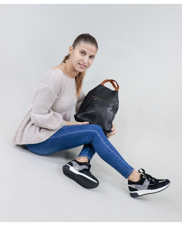 Mochila negra de mujeres con cierre frontal