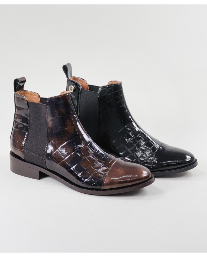 Botas Rasas Ginova com Acabamento Envernizado