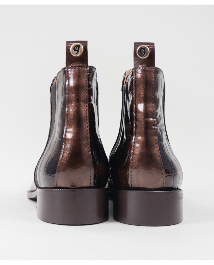 Botas Castanhas Rasas Ginova com Acabamento Envernizado