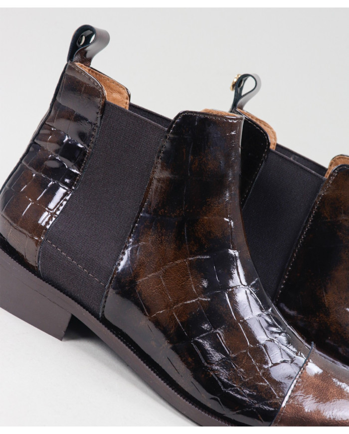 Botas Castanhas Rasas Ginova com Acabamento Envernizado