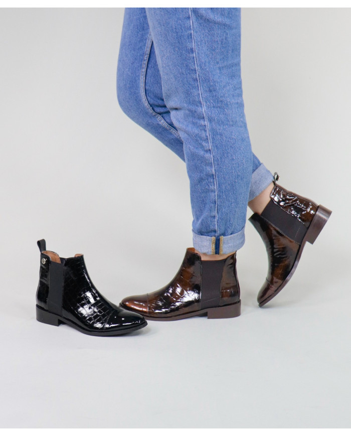 Botas Rasas Ginova com Acabamento Envernizado