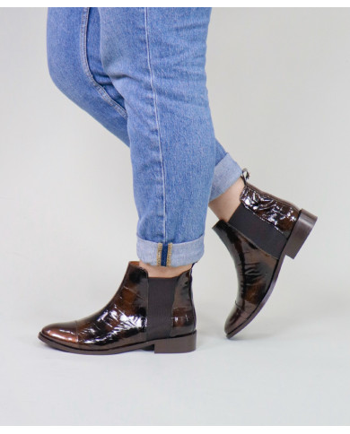 Botas Rasas Ginova com Acabamento Envernizado