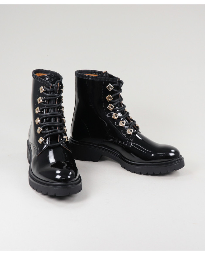 Botins Rasos Ginova com Apliques Metálicos