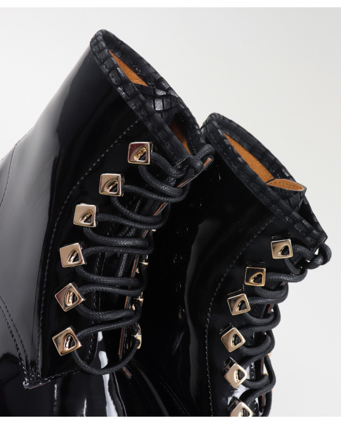 Botins Rasos Ginova com Apliques Metálicos