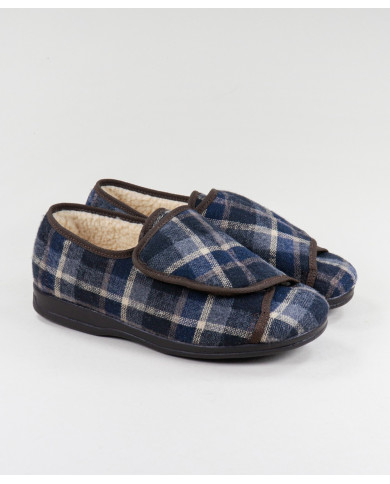 Pantufas em Xadrez Cinza com Pelo no Interior