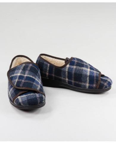 Pantufas em Xadrez Cinza com Pelo no Interior