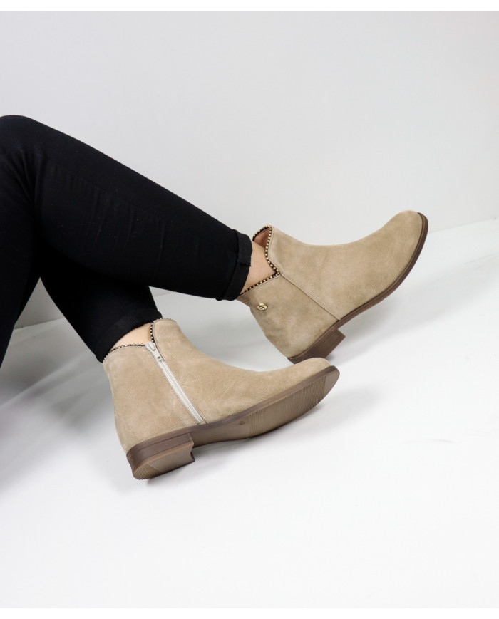 Botas Taupe Rasas Ginova com Rebordo Decorado