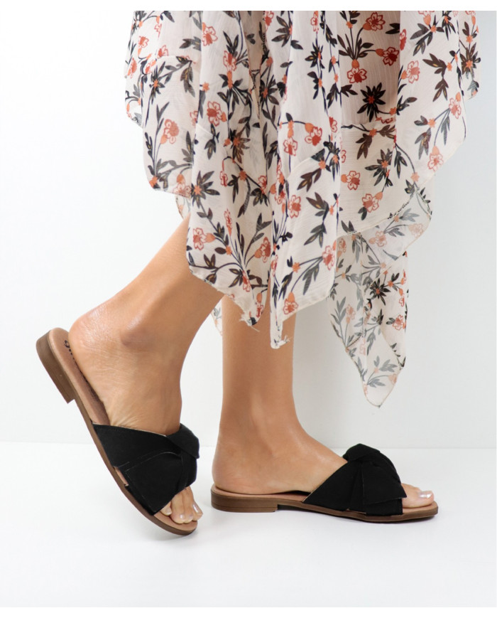 Chinelos Pretos de Senhora Ginova com Laço