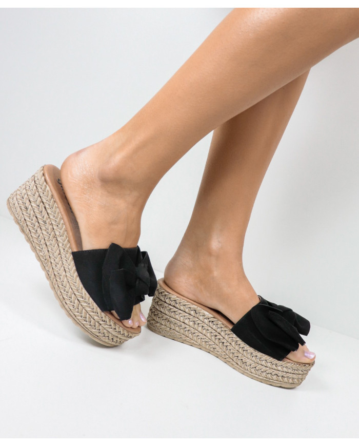 Chinelos Pretos de Senhora em Cunha com Laço