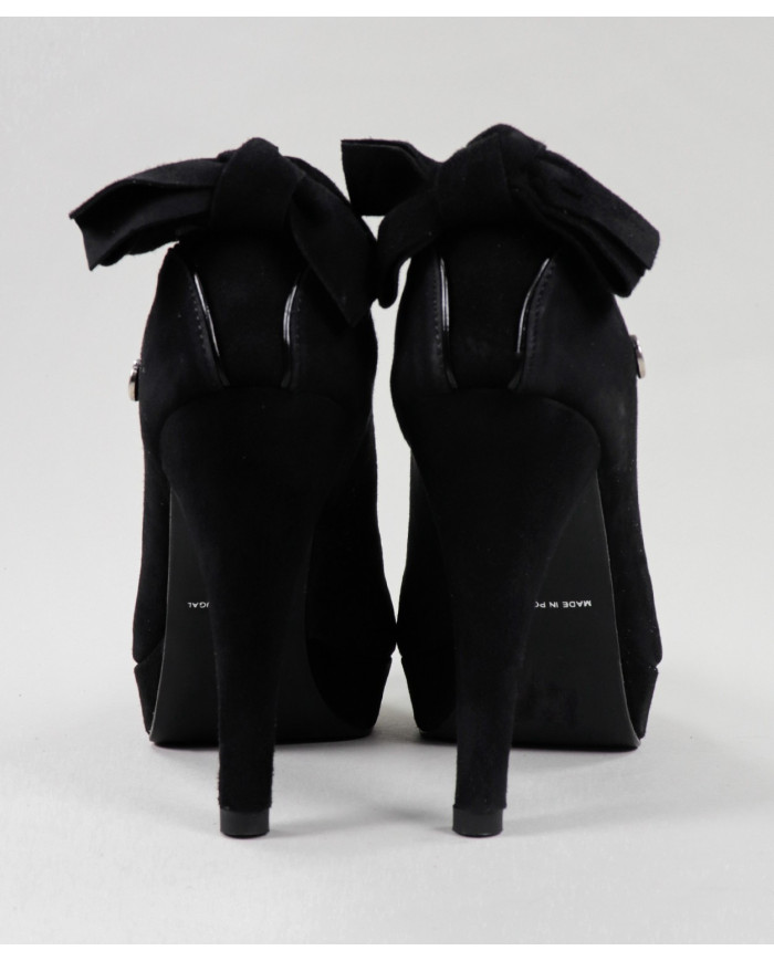 Black Lace Shoes in the Part of Ginova