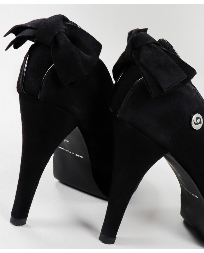 Black Lace Shoes in the Part of Ginova