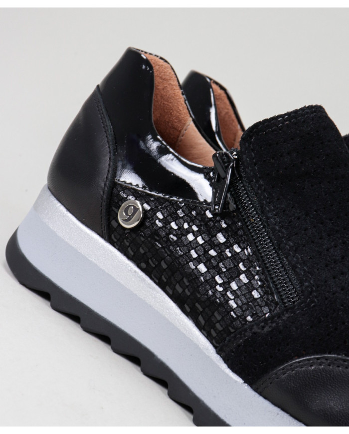 Black shoes Ginova Perforated with Elastic in the Laterals