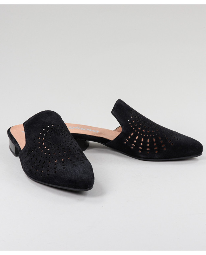 Black Mules Ginova de Senhora Perforated