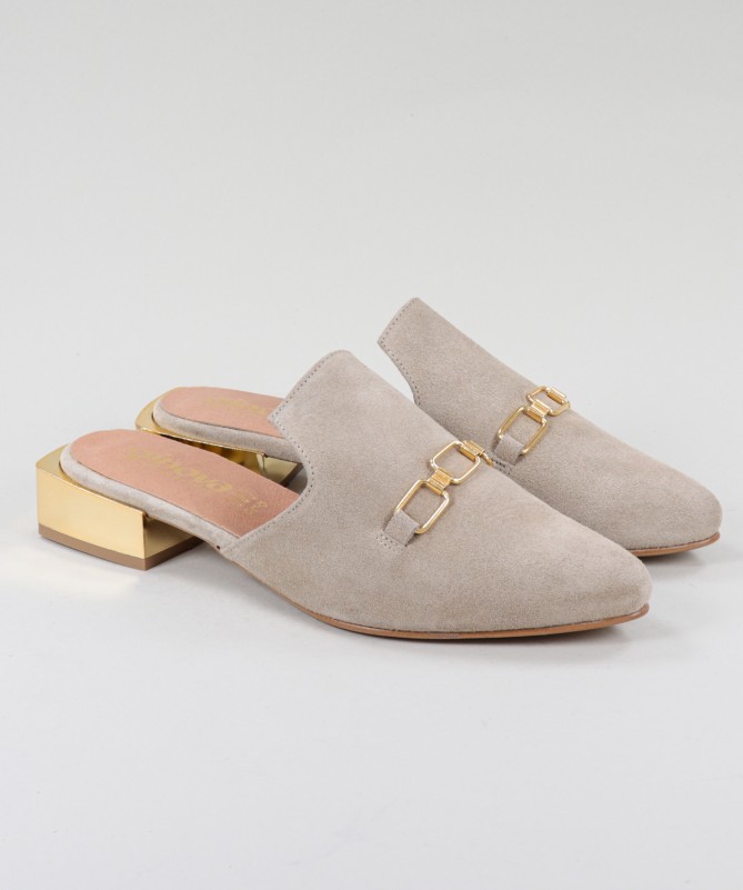 Mules Taupe Ginova de Senhora com Aplique Dourado