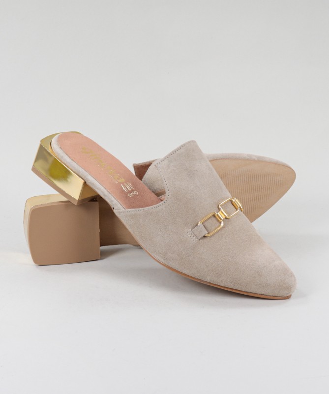 Mules Taupe Ginova de Senhora com Aplique Dourado