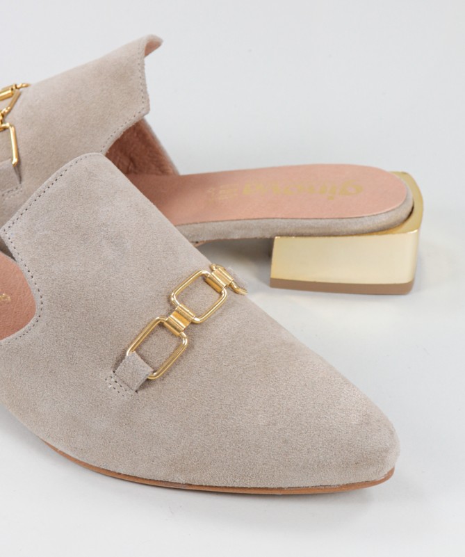 Mules Taupe Ginova de Senhora com Aplique Dourado