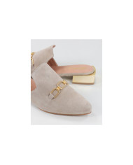 Mules Taupe Ginova de Senhora com Aplique Dourado