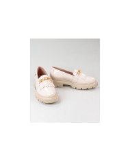 Sapatos Beges Rasos Ginova com Detalhe em Corrente