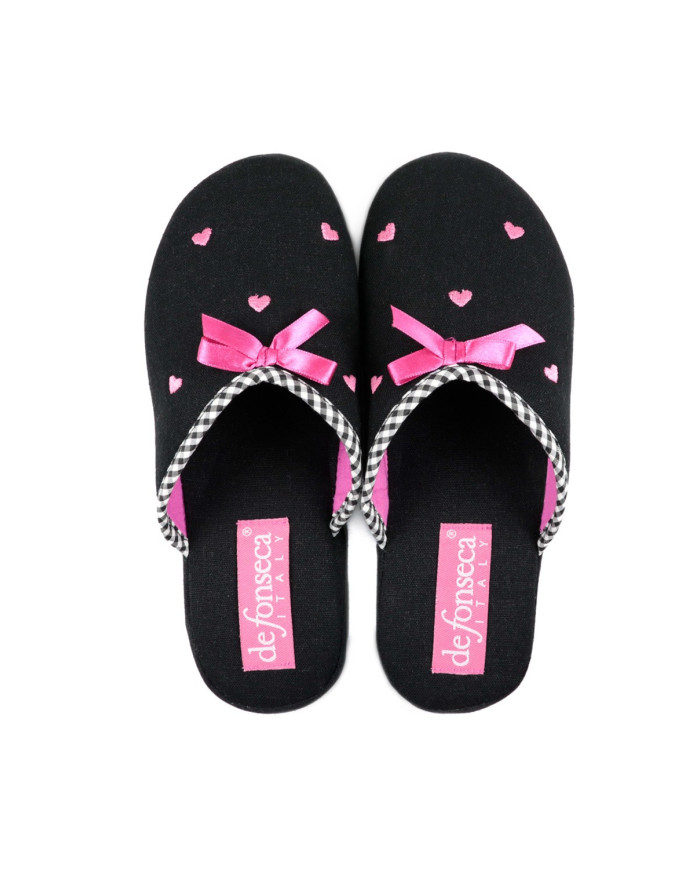 Zapatillas de la habitación de damas DeFonseca con corazones bordados