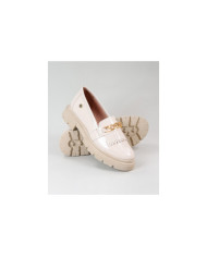 Sapatos Beges Rasos Ginova com Detalhe em Corrente
