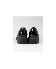 Sapatos Pretos Rasos Ginova com Detalhe em Corrente