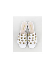 Chinelos Brancos de Senhora Ginova com Tachas