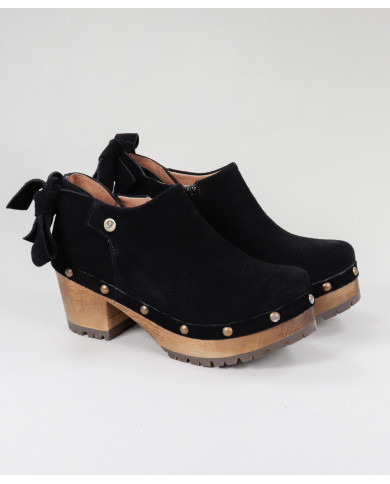 Black Boots of Lady Ginova with Lace Back