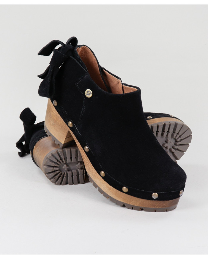 Black Boots of Lady Ginova with Lace Back