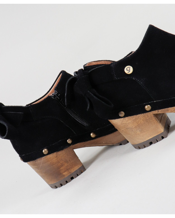 Black Boots of Lady Ginova with Lace Back