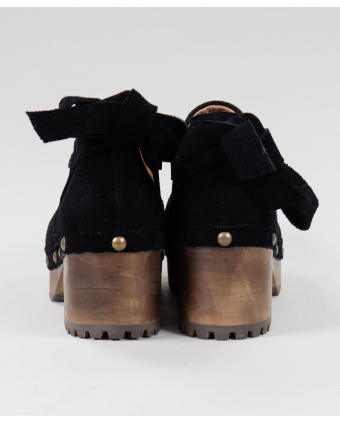 Black Boots of Lady Ginova with Lace Back