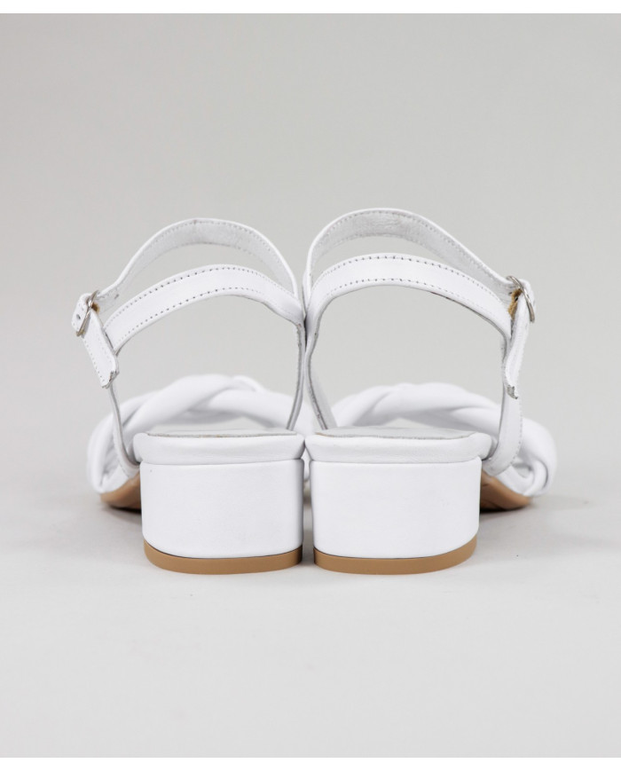 White sandals of Lady Ginova with Strip Incoming