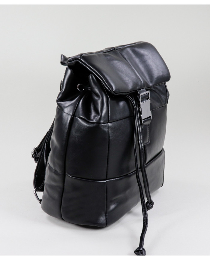 Mochila negra con cordones ajustables