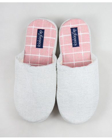 Zapatillas de habitación gris de mujeres a cuadrados