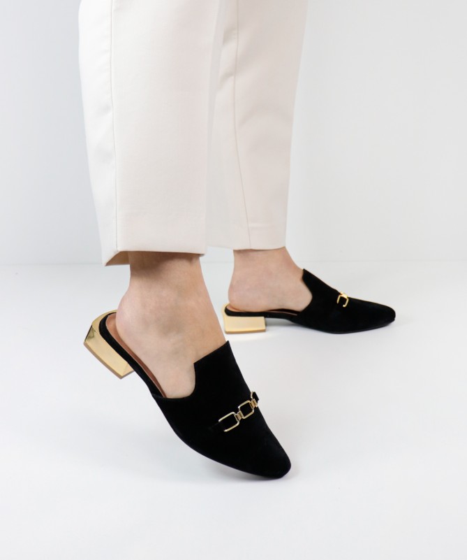 Mules Pretos Ginova de Senhora com Aplique Dourado