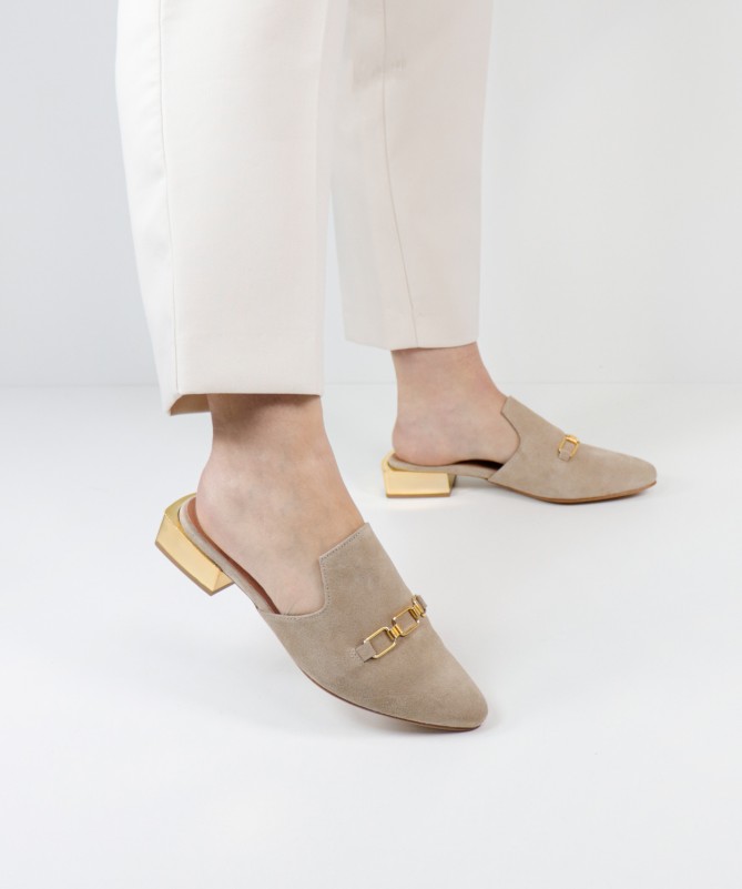 Mules Taupe Ginova de Senhora com Aplique Dourado