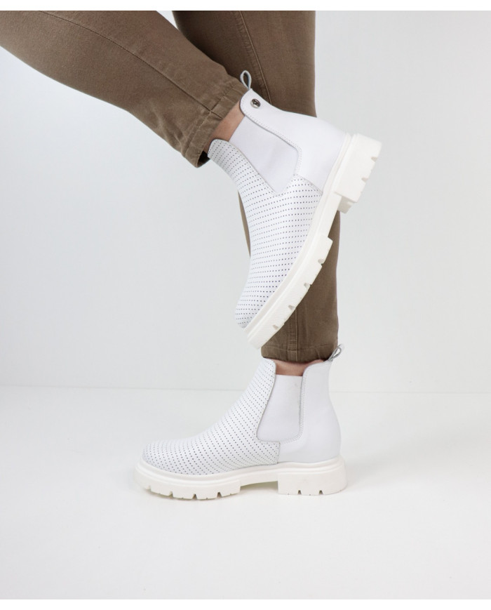 White Ginova Women Boots with Elastic