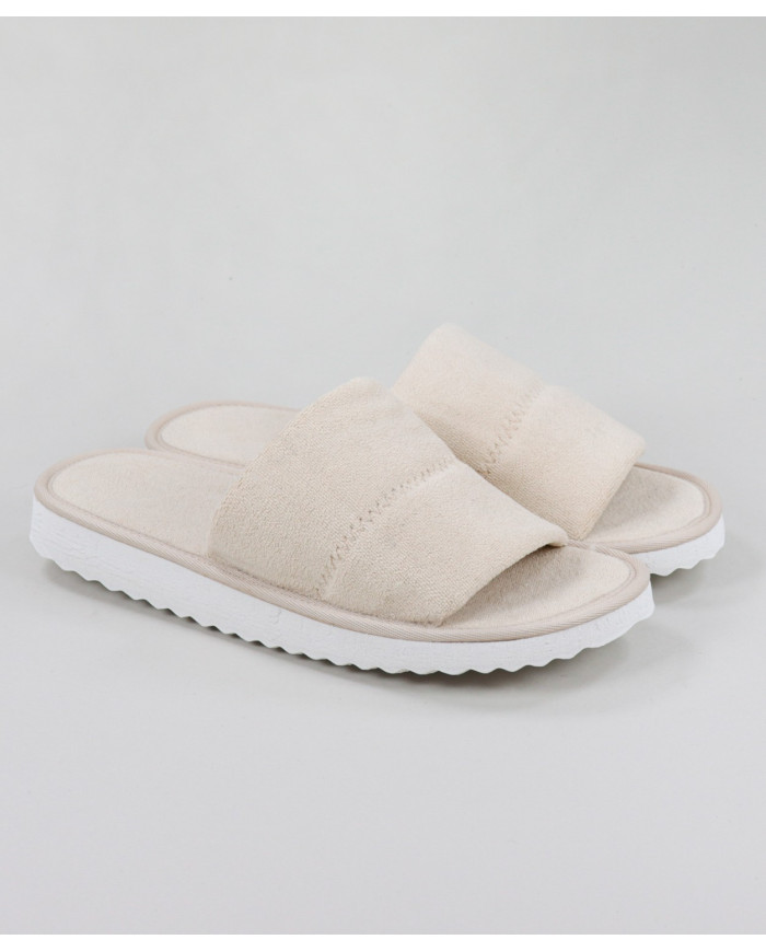 Zapatillas de la habitación de las damas abiertas al frente