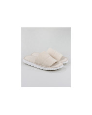 Zapatillas de la habitación de las damas abiertas al frente