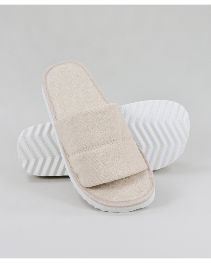 Zapatillas de la habitación de las damas abiertas al frente