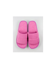 Zapatillas de la habitación de las damas abiertas al frente