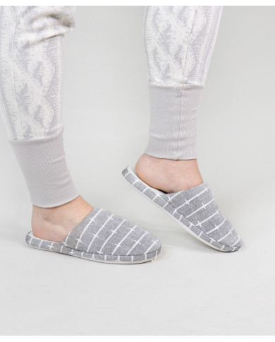 Zapatillas de dormitorio de la plaza negra de las mujeres