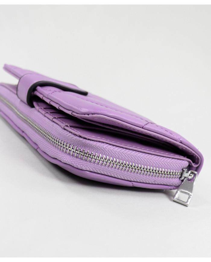 Cartera violeta de mujeres con costuras
