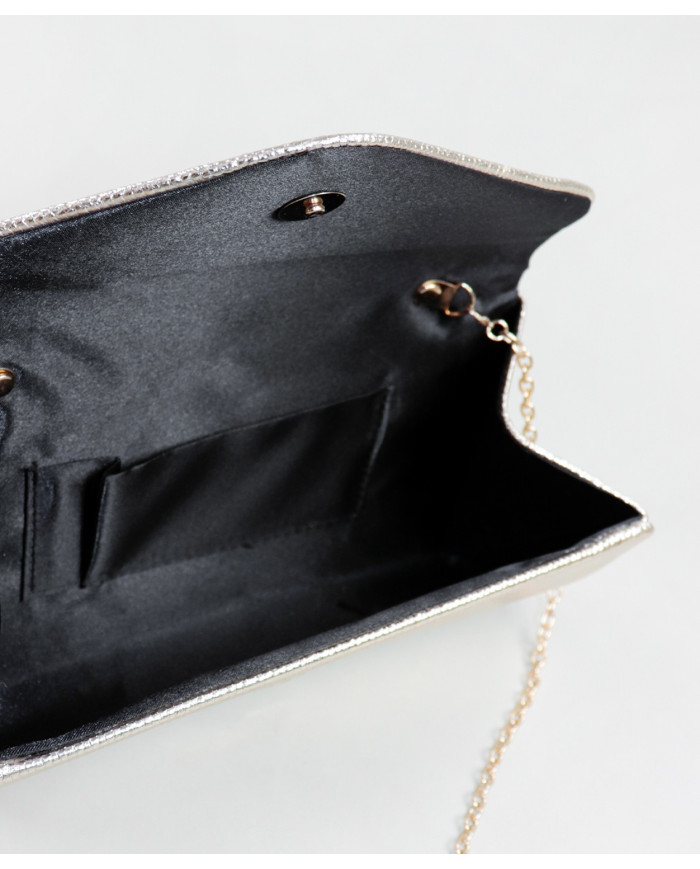 Cuna de oro de la señora con textura metálica