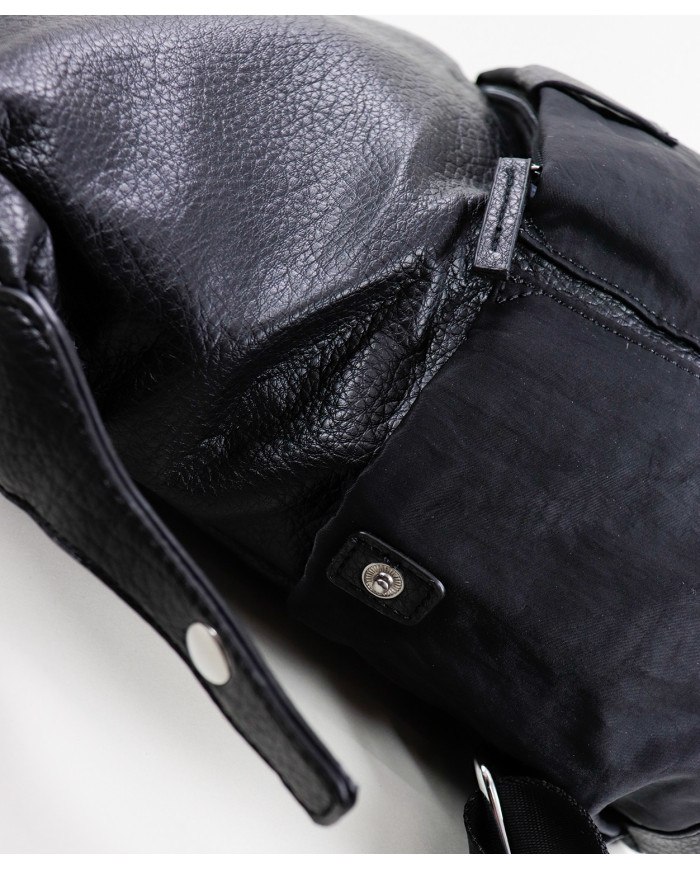 Mochila Preta de Senhora com Bolsos Exteriores