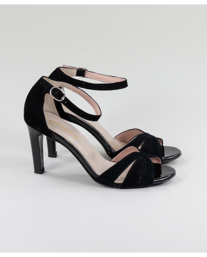 Black Sandals by Mrs. Ginova de Tiras Cruzadas