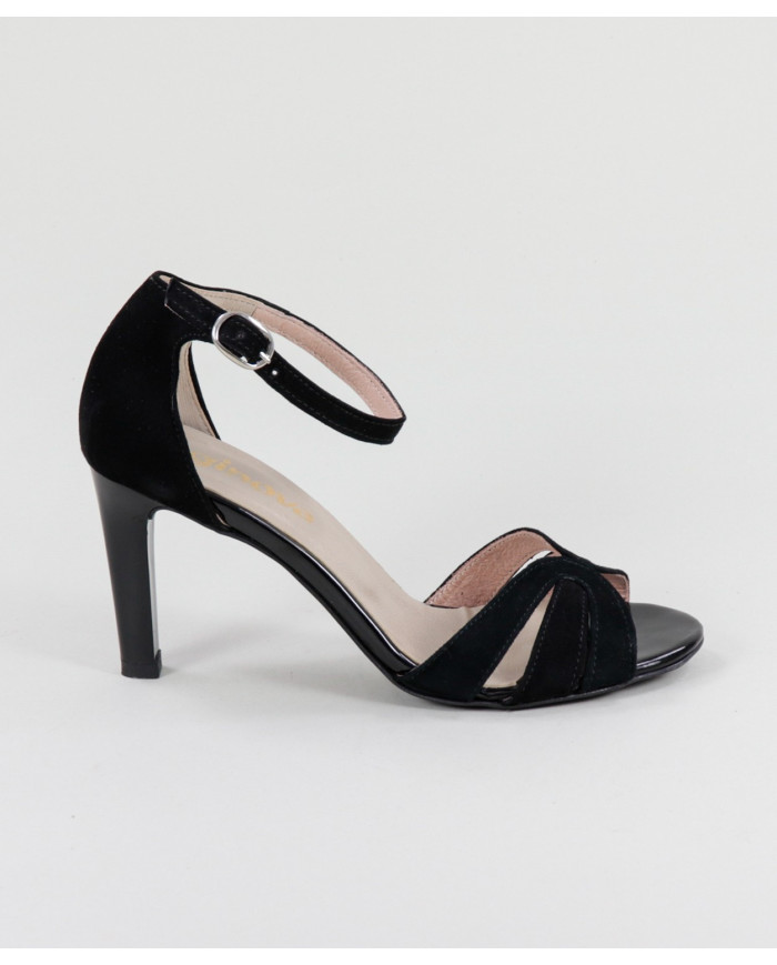 Black Sandals by Mrs. Ginova de Tiras Cruzadas
