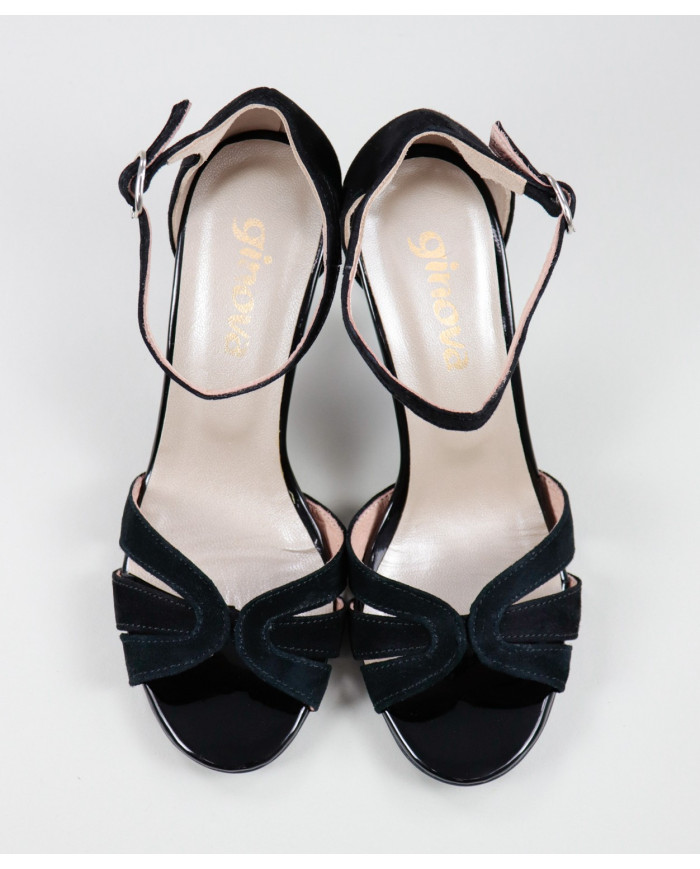 Black Sandals by Mrs. Ginova de Tiras Cruzadas