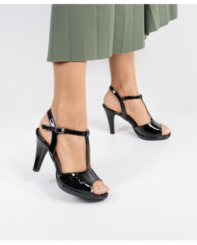 Black sandals of Madame Ginova de Tacão Alto